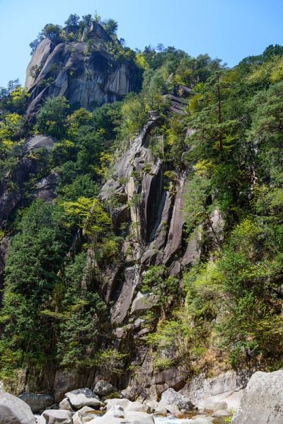 Shosenkyo峡谷在新鲜的绿色，山梨县，日本