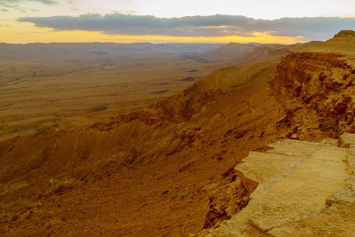 Makhtesh(火山口)Ramon的日落视图