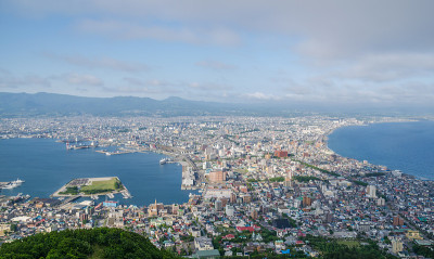 从日本北海道函馆山俯瞰城市