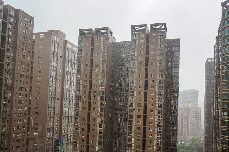 小区内的高层住宅楼在雨天