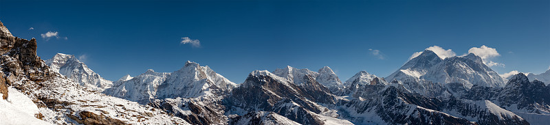 尼泊尔昆布山谷的喜马拉雅山全景