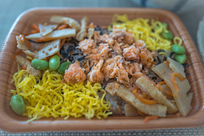 日本便当-三文鱼片和更多的熟食从便利店