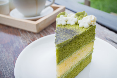 户外咖啡厅提供绿茶蛋糕和咖啡早餐