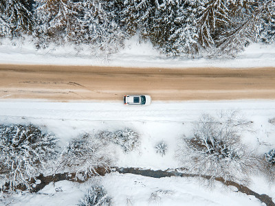 鸟瞰图的汽车在雪山道路上