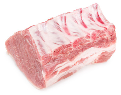 在白色背景上分离的生猪肉。剪辑路径和全景深