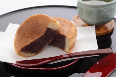 圆饼含红豆沙，日本糖果
