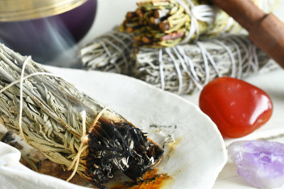 燃烧白色鼠尾草涂抹束