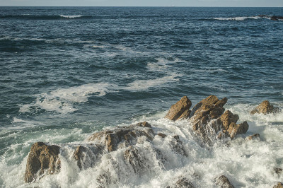 海浪冲击着加州帕洛斯佛得角(Palos Verdes)的断崖溪(Bluff Creek)的海岸线