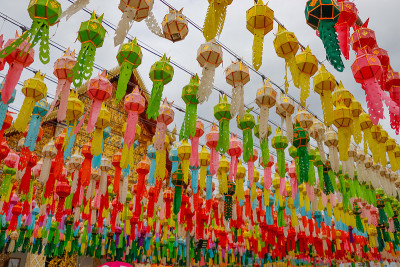 泰国寺庙里五彩缤纷的灯笼，五彩缤纷的灯笼，清迈文化
