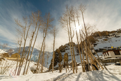 村庄在山岩石在斯皮提-景观喜马拉雅在印度冬天