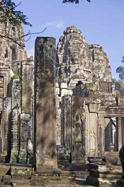古代圆柱和寺庙雕刻
