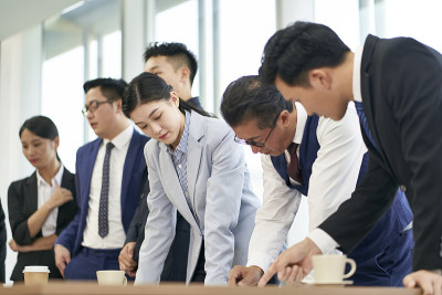 亚洲商务团队在公司会议室开会