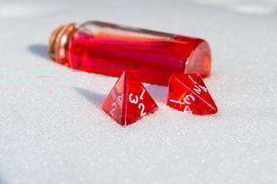 两个d4 RPG骰子和雪地里的药水