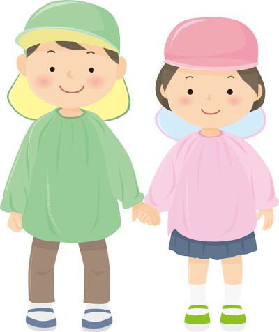两个幼儿园的孩子穿着工作服，手牵着手