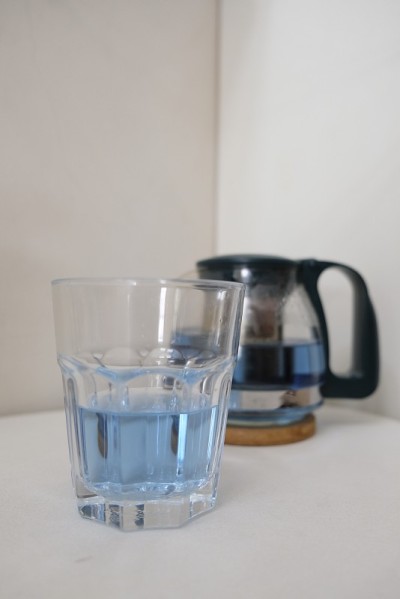桌上放一杯阴蒂茶或特朗茶。