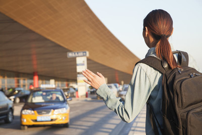 年轻女子在机场打车