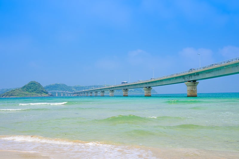 日本山口县的津岛大桥和美丽的蓝天海景