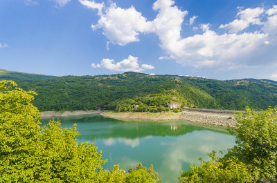 马其顿大坝的全景