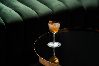 在夜总会餐厅的玻璃桌上放着新鲜的鸡尾酒杯