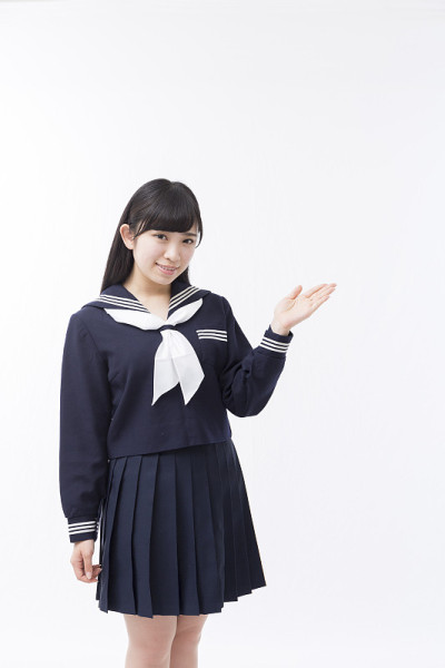 一个穿着水手服的女生