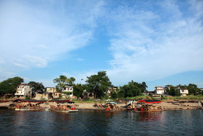 遇龙河两岸