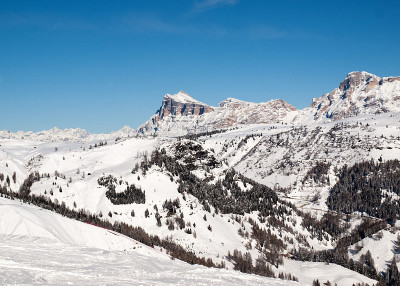 阿尔卑斯山的多洛米特滑雪区。俯瞰Val Gardena的Sella集团。意大利