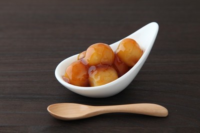 Mitarashi dango饺子日本甜食与米饭在盘子上的木桌