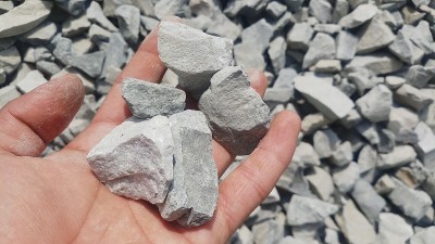 聚集在近距离。