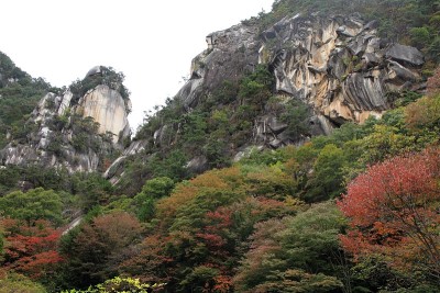 三竹Shosenkyo峡谷和角楼与红色秋叶