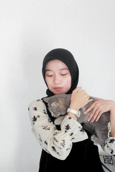 年轻女子在家玩猫