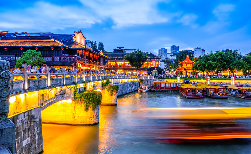 夜景:南京的游船和古建筑