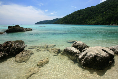 素林岛上的天然岩石和透明的海洋