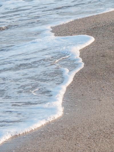 海水在沙滩上激起泡沫