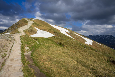 在塔特拉山脉的山脊徒步旅行路线。