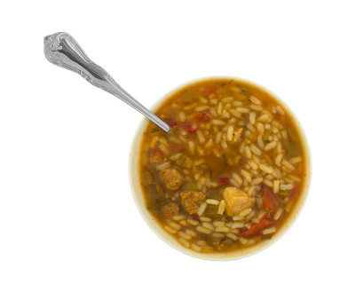 秋葵汤，香肠和鸡肉在碗里