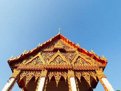 蓝天下的佛寺。