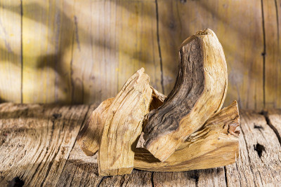 芹菜素、香精、树脂。在西班牙语中，“palo santo”是拉丁美洲的一种野生树。用作香料。