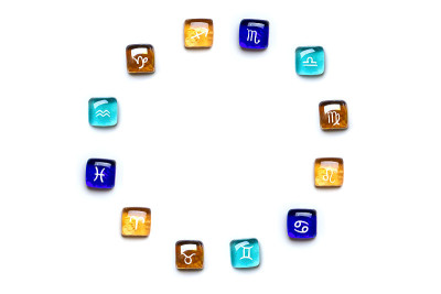 三个星座对应每个元素:火相星座-白羊座，狮子座，射手座，地相星座-金牛座，处女座，摩羯座，风相星座-