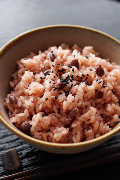 小豆蒸饭。喜庆的红米饭。