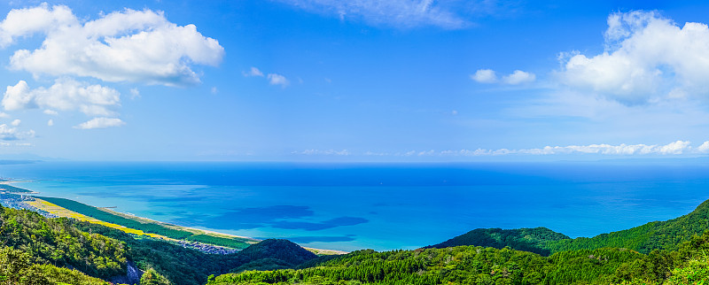 从八彦山俯瞰蔚蓝的日本海(新泻县八彦村)