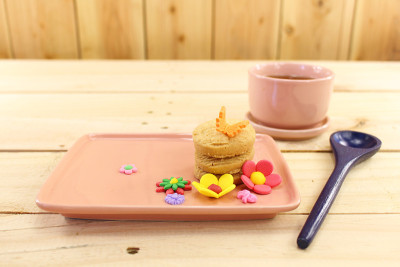 粉红色盘子里的饼干