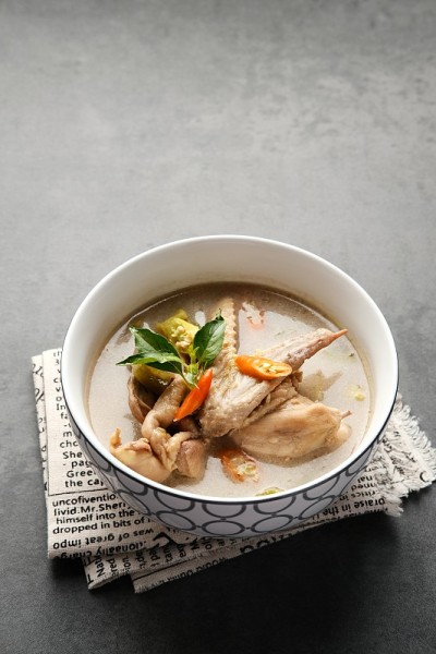 Garang Asem Ayam是印尼的传统食物，用香蕉叶加工的鸡肉菜肴，以酸和辣为主。盛在碗里