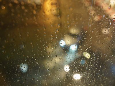 布鲁塞尔下雨了。