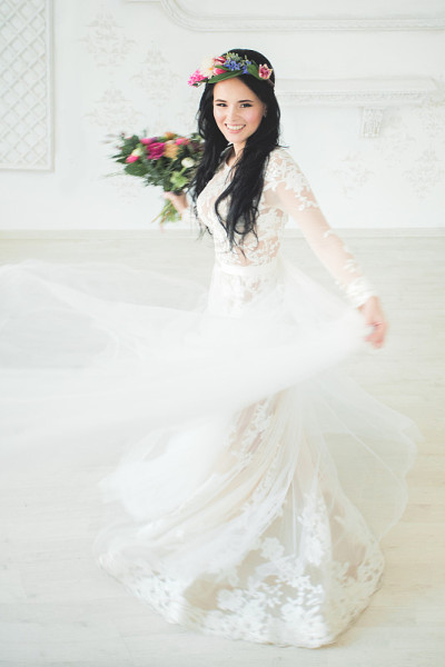 美丽的年轻女子未婚妻在白色礼服。新娘在运动