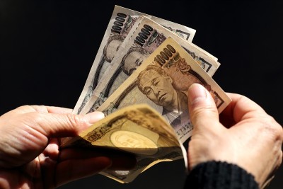 正在清点1万日元钞票