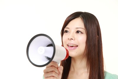 女人用扩音器
