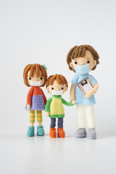 手工编织的玩具。可爱的小Amigurumi娃娃。医疗和生活
