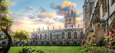 英国牛津美丽的日落。牛津大学的建筑，古老的学院