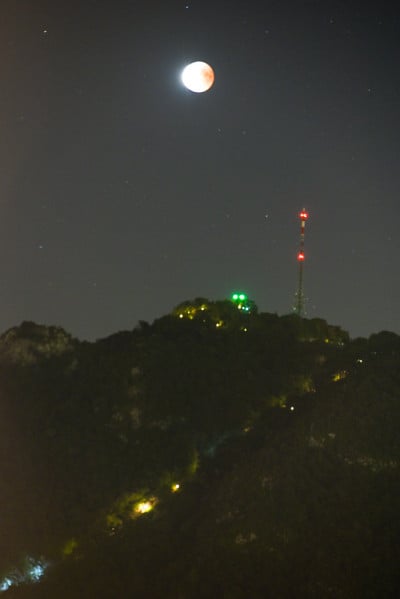 2018年7月27日，瑞士卢加诺的圣塞尔瓦托山出现“血月”月食