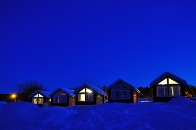 芬兰的小木屋和夜晚的雪